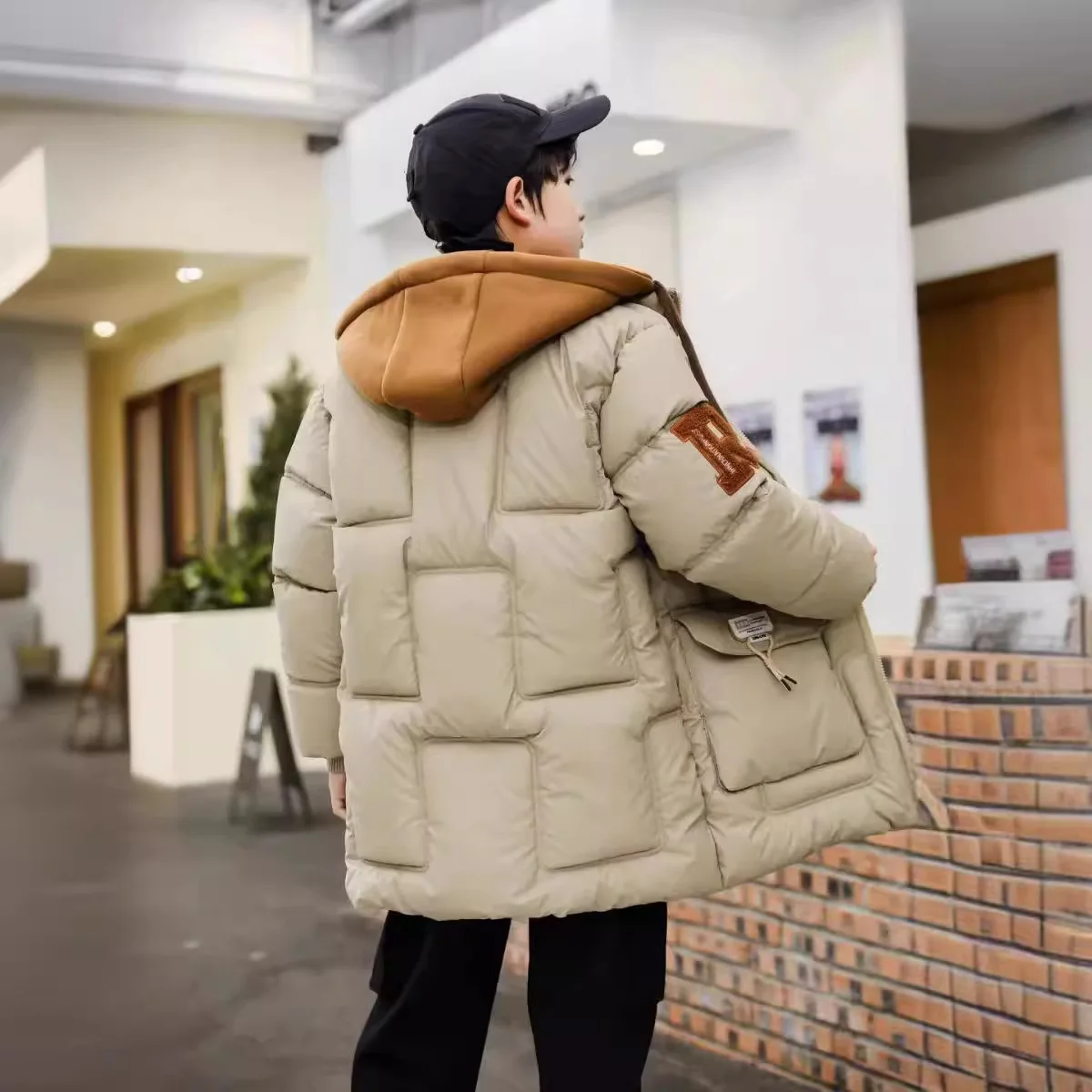 Boys' winter coat 2024 new cashmere thickened foreign style to wear boys' trendy cotton-padded clothing fashion image 2