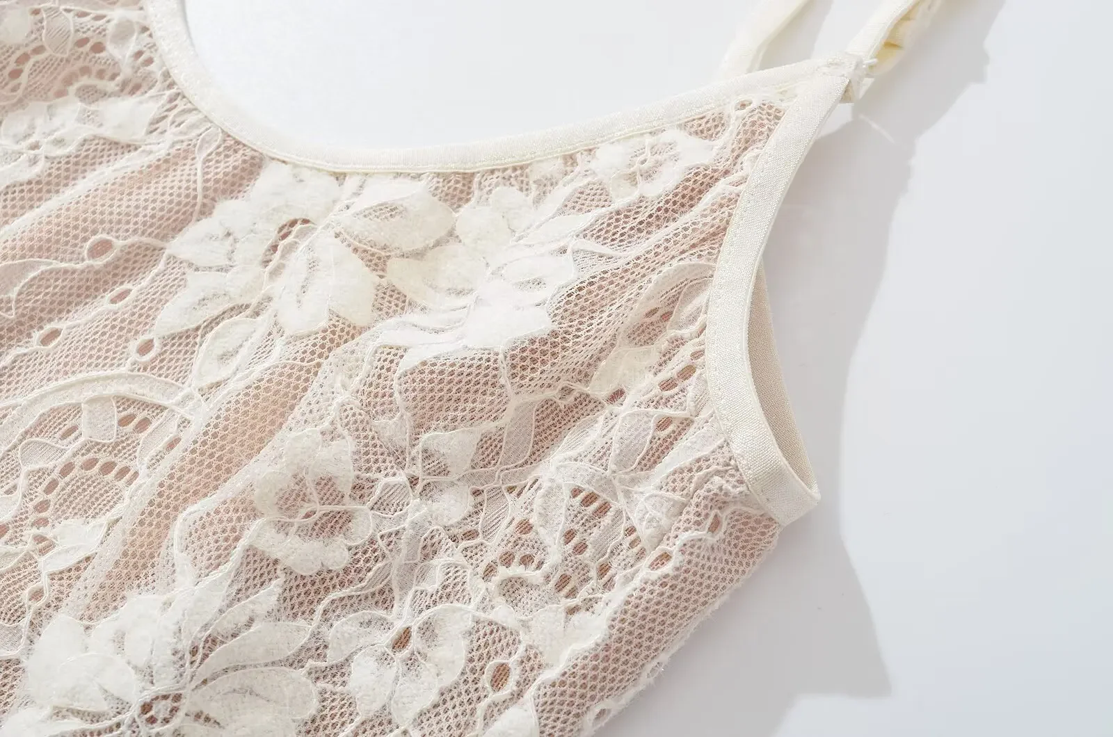 Sexy, durchsichtiger Spitzen-Bodysuit mit Futter, rückenfreier Spaghetti-Träger-Body, eng anliegender, kurzer Jumpsuit, figurbetonte Romper- und Playsuit-Modelle für Damen. – Detail 12