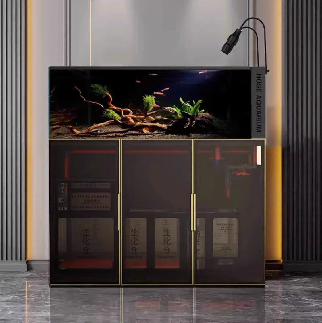 

Не меняющий воду оригинальный экологический аквариум фильтрованный под бытовым стеклом в гостиной потокового резервуара.