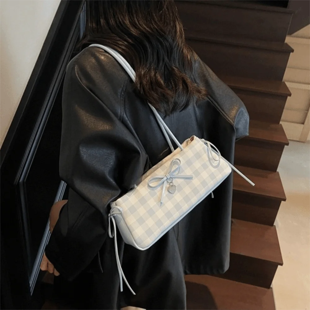 حقيبة يد محمولة منقوشة على شكل عصا فرنسية Y2K عالية الجودة من البولي يوريثان حقيبة كتف مقاومة للماء ذات سعة كبيرة على شكل فيونكة تحت الإبط للفتيات