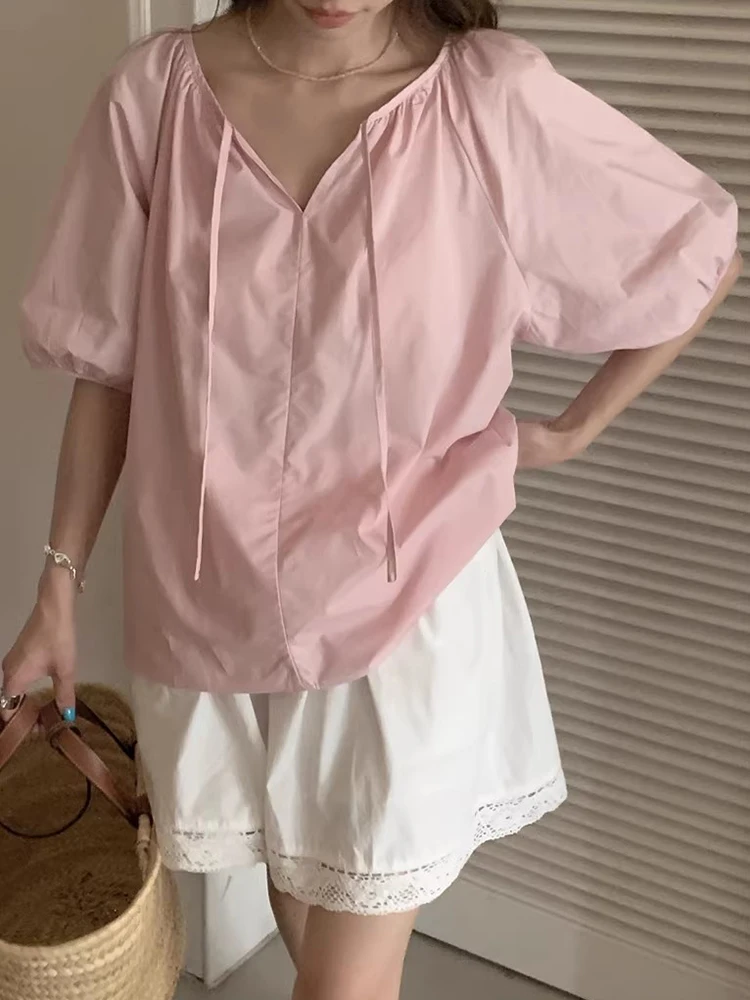 Blusa Estilo Coreano Casual com Decote em V Meio Aberto, Laço, Manga Bufante e Cor Pura, Estilo Doce e Personalidade para o V...