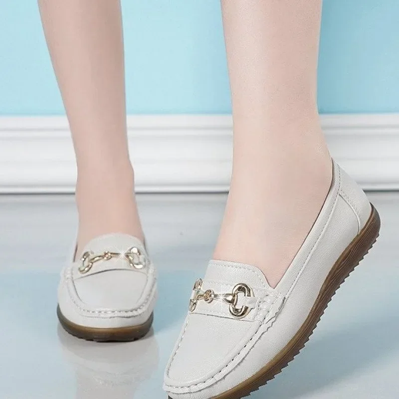 2025 أحذية نسائية مسطحة على الموضة بإبزيم معدني ديكور مريح ومتعدد الاستخدامات