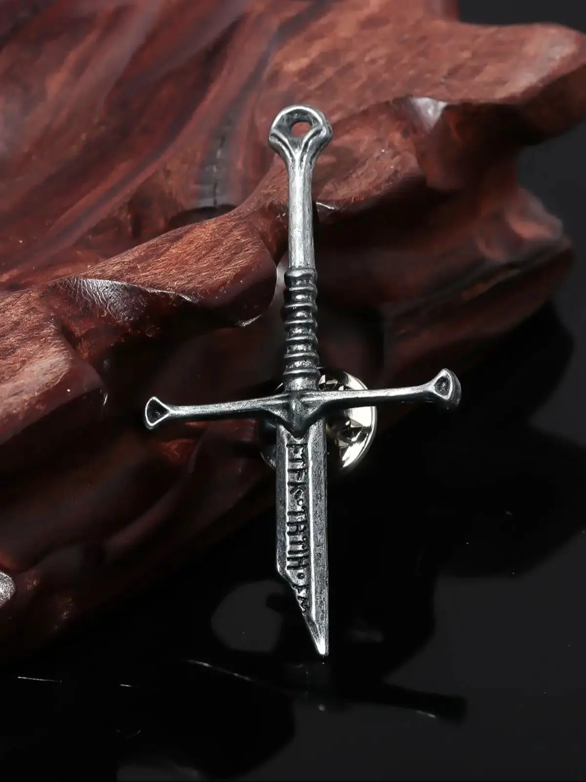 Film Aragorn épée cassée Badge en métal seigneur du Narsil broches d'épée cassées broche pour hommes fête accessoires de mode bijoux Gif