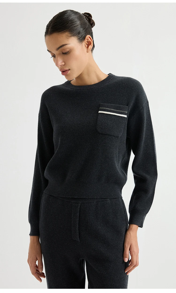 BD3621775 Damen Pullover aus 100% Wolle mit englischem Rippstrick, Rundhalsausschnitt, langen Ärmeln, kontrastierender Brusttasche mit Kettendesign, zweifarbig, für den frühen Herbst. – Detail 10