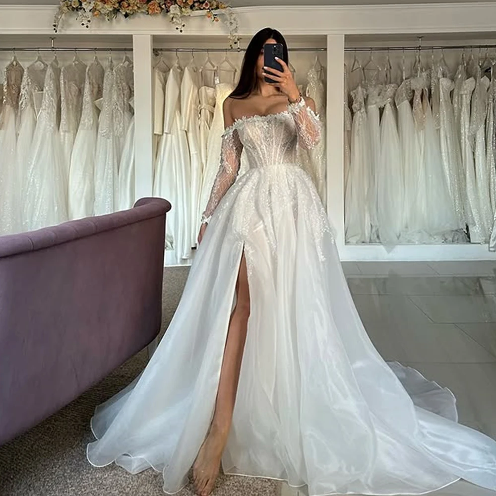 فساتين زفاف أنيقة مكشوفة الكتف وأكمام طويلة مزينة بالدانتيل على شكل قلب من الأورجانزا على شكل حرف A بفتحة جانبية مصنوعة حسب الطلب من Rode De Morri #1