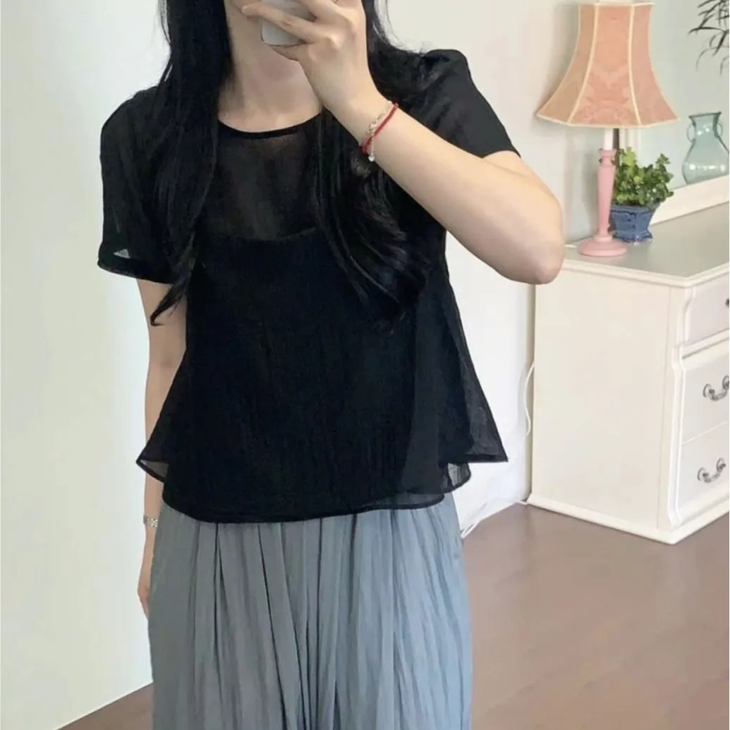 

Уникальный шикарный корейский женский летний комплект из топа и жилета See-through Strapl Loose Fit ort Sve round Ne из двух предметов...