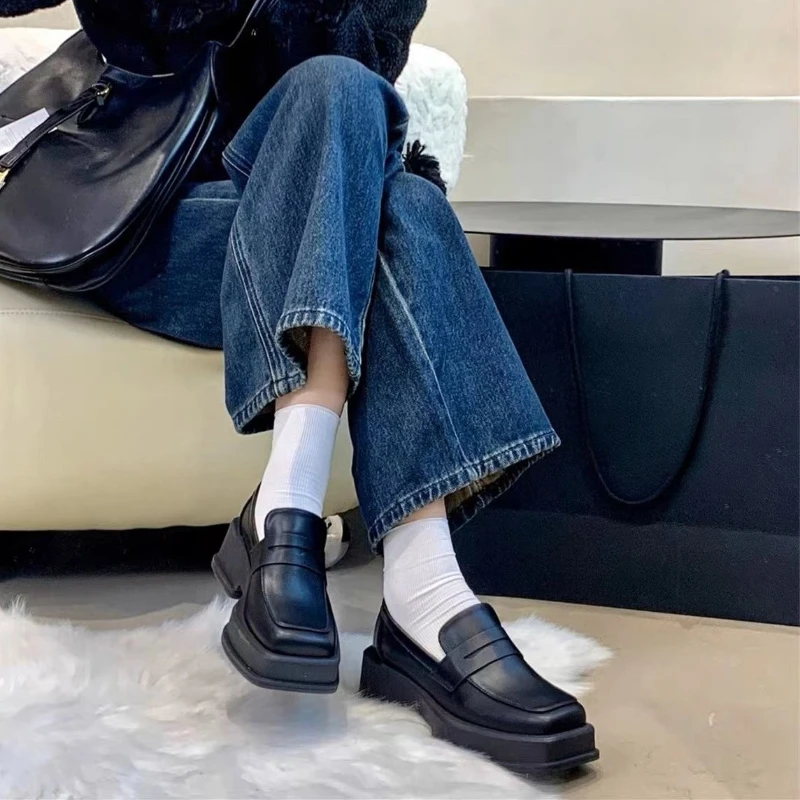 حذاء بدون كعب نسائي بنعل سميك بمقدمة مربعة لربيع وخريف 2025 مصنوع من الجلد اللامع على الطراز الياباني سهل الارتداء على الأحذية على الموضة #2