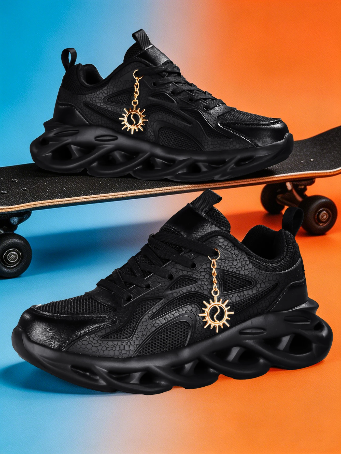 Zapatillas de mujer estilo 2026, nuevas, de estilo oscuro y dulce-cool, con suela gruesa y aumento de altura de 5 cm, tendencia subcultural urbana, zapatillas casuales versátiles, tela de malla transpirable con parte superior de cuero con textura agrietada, colgante metálico desmontable con diseño de girasol dorado, diseño plano con cordones, suela de EVA con amortiguación y textura de onda hueca, unisex, aptas para todas las estaciones, calzado de moda urbana para estudiantes y uso diario.
