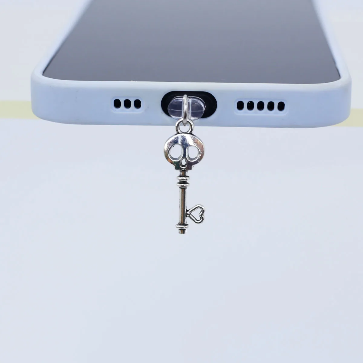 Spina antipolvere per telefono cellulare Ciondolo appeso Decorazione accessorio chiave a forma di cuore con testa di teschio carino per cordino regalo con porta di tipo C per Iphone 17