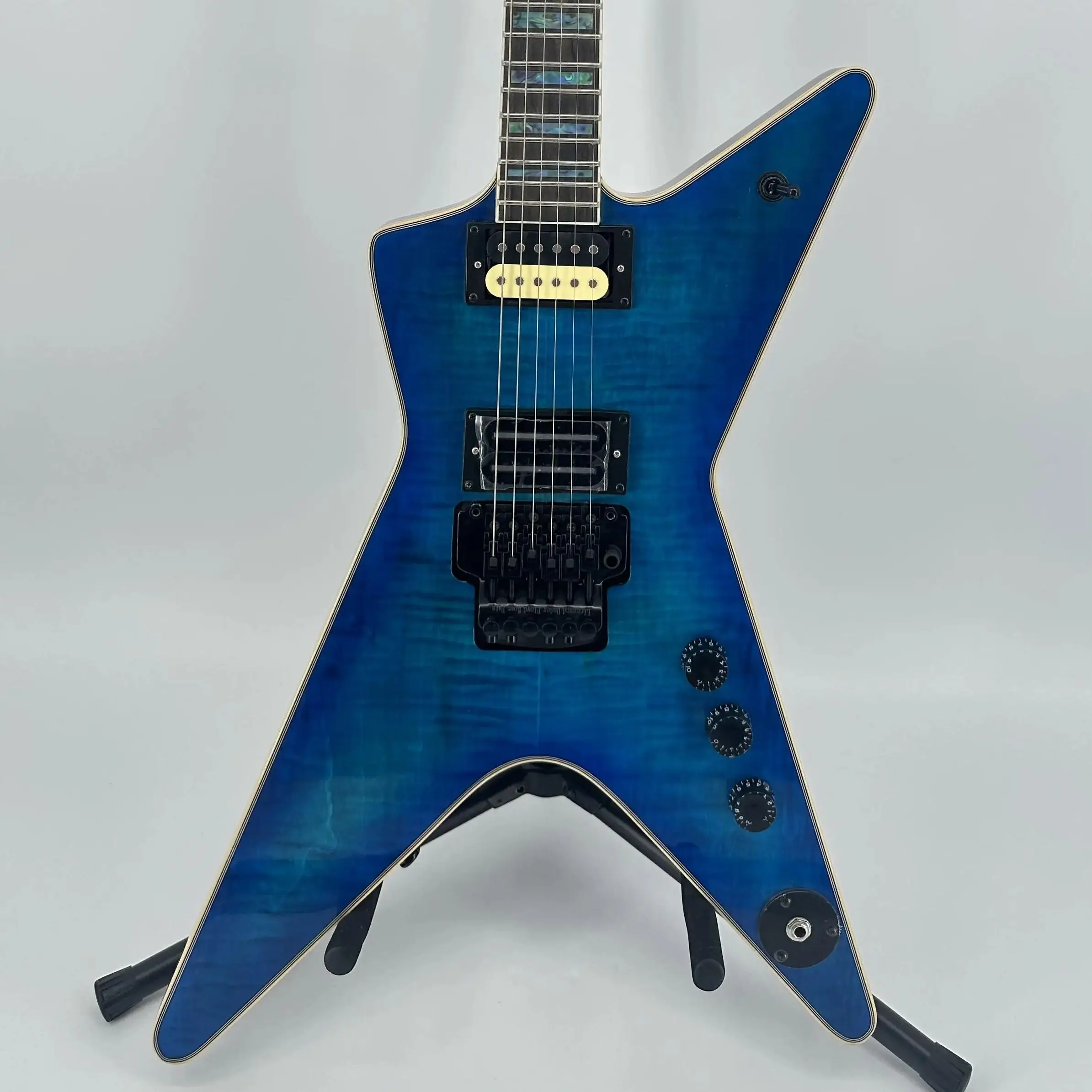 

Электрогитара Washburn Dimebag Darrell Signature Model Blue (синяя) – подарок для любителей электрогитар, бесплатная доставка из США.