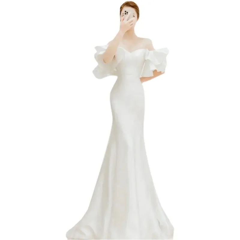 Un nuovo abito senza spalline in chiffon con spalle scoperte semplice ed elegante a coda di pesce in raso monospalla