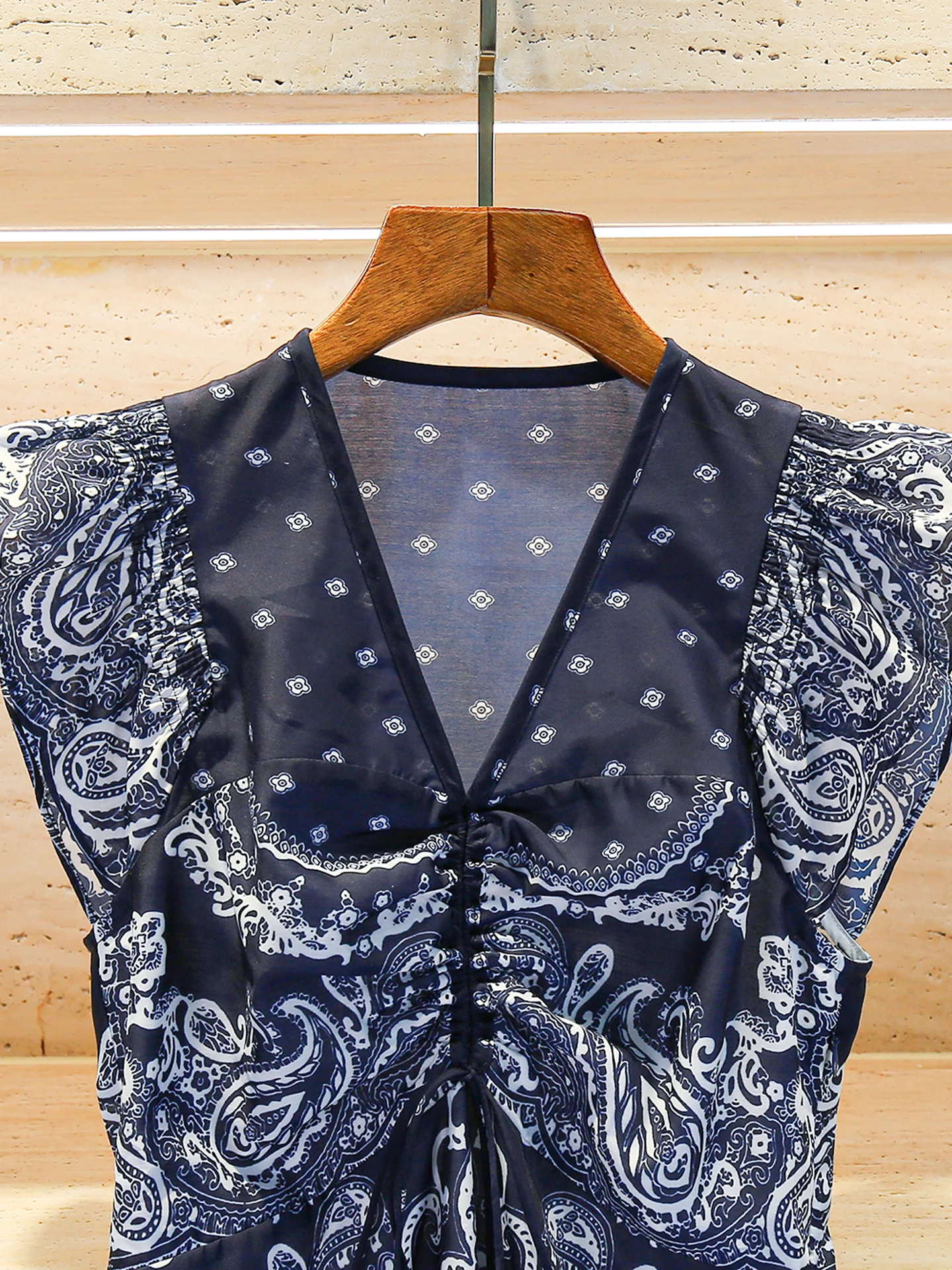 Vestido E com Decote em V e Estampa, com Barra em Camadas para Mulheres, Silhueta A-line de Cintura Alta, Estilo de Tr...