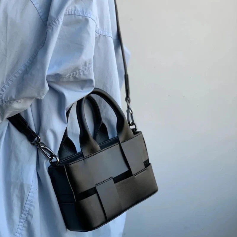

Korean-style Fresh Woven Tote Bucket Bag for Women, Trendy New 2025 Fashionable Textured Shoulder Crossbody Bag.