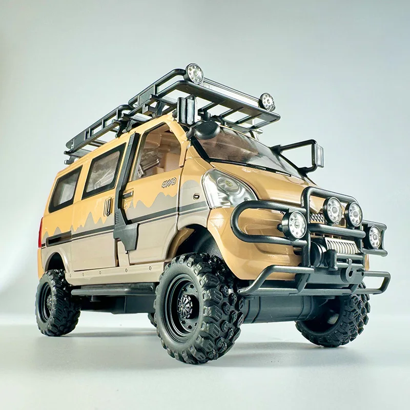 

1:24 модель внедорожного фургона из сплава, классный звук и свет, четырехколесная амортизация, изысканные настольные украшения, рождественские подарки