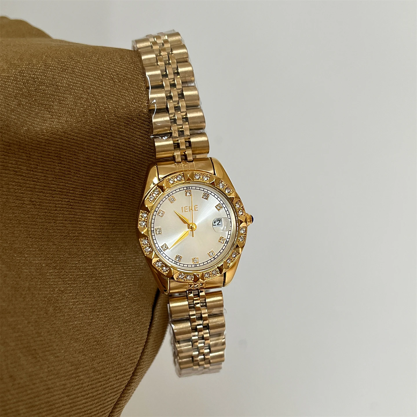 Retro-Style Women'S Watch With A Simple And Stylish Design, Featuring A Date Display, Elegant Large Dial, And Quartz Movement.