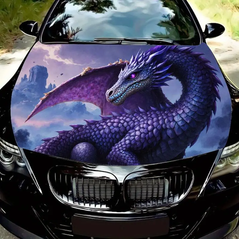 

Потрясающий большой дракон с фиолетово-синими чешуйками, меняющими цвет, шипами, короной и светящимися глазами, созданный для создания сказочного образа.