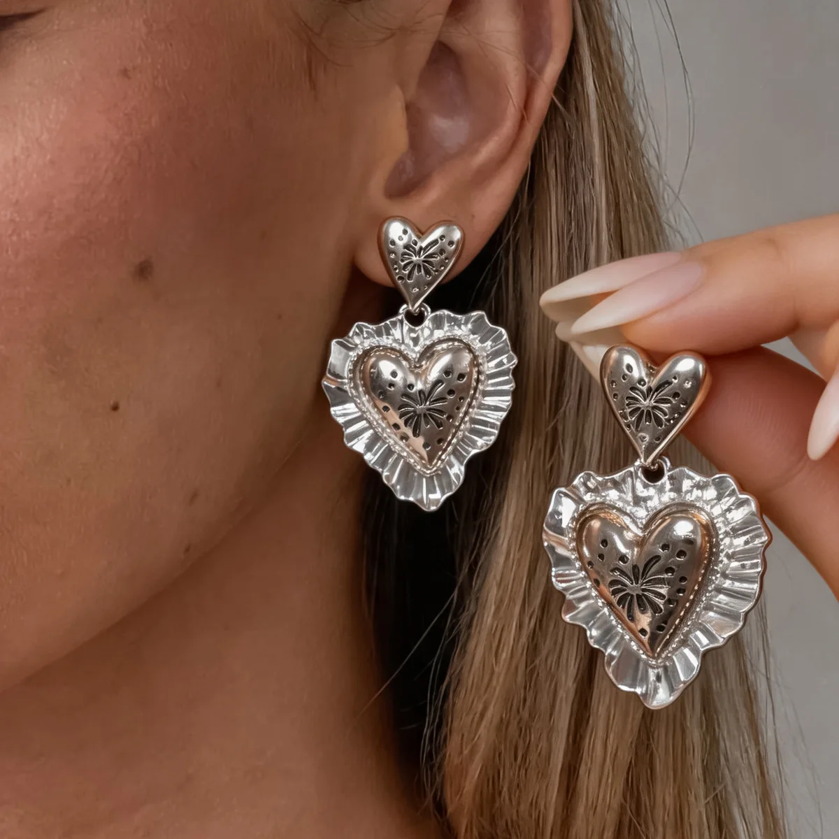 Pleated love earrings retro Maillard style stud earrings design sense niche earrings light luxury high sense