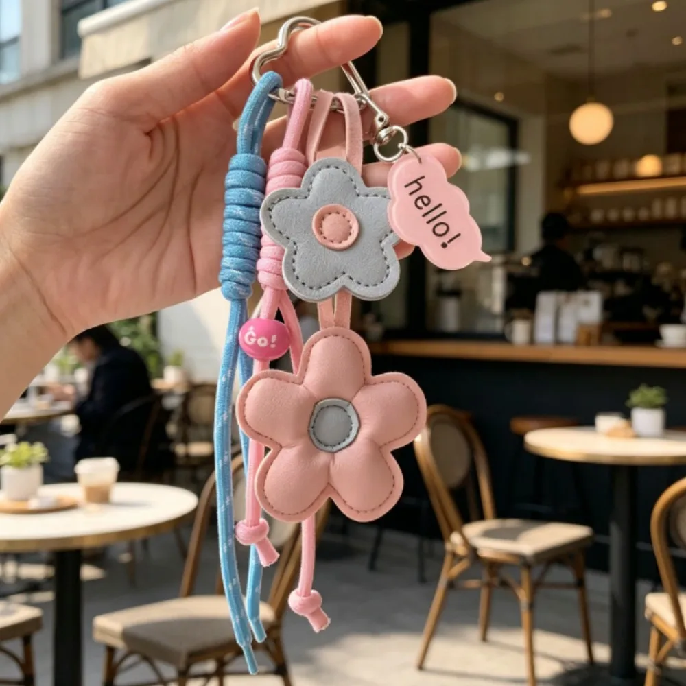 Llavero de Cuero con Flores Rosas y Azules, Cordón Trenzado y Colgante Acrílico, Accesorio Pastel Adorable para Bolsos y Llaves de Mujer