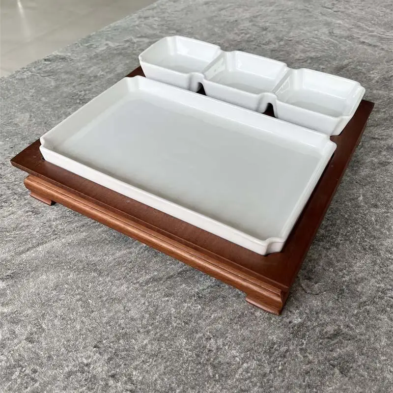 Vajilla de bambú chino de estilo tradicional para la cena, con costillas de res deshebradas a mano, cerdo frito, chuletas de cordero con salsa.