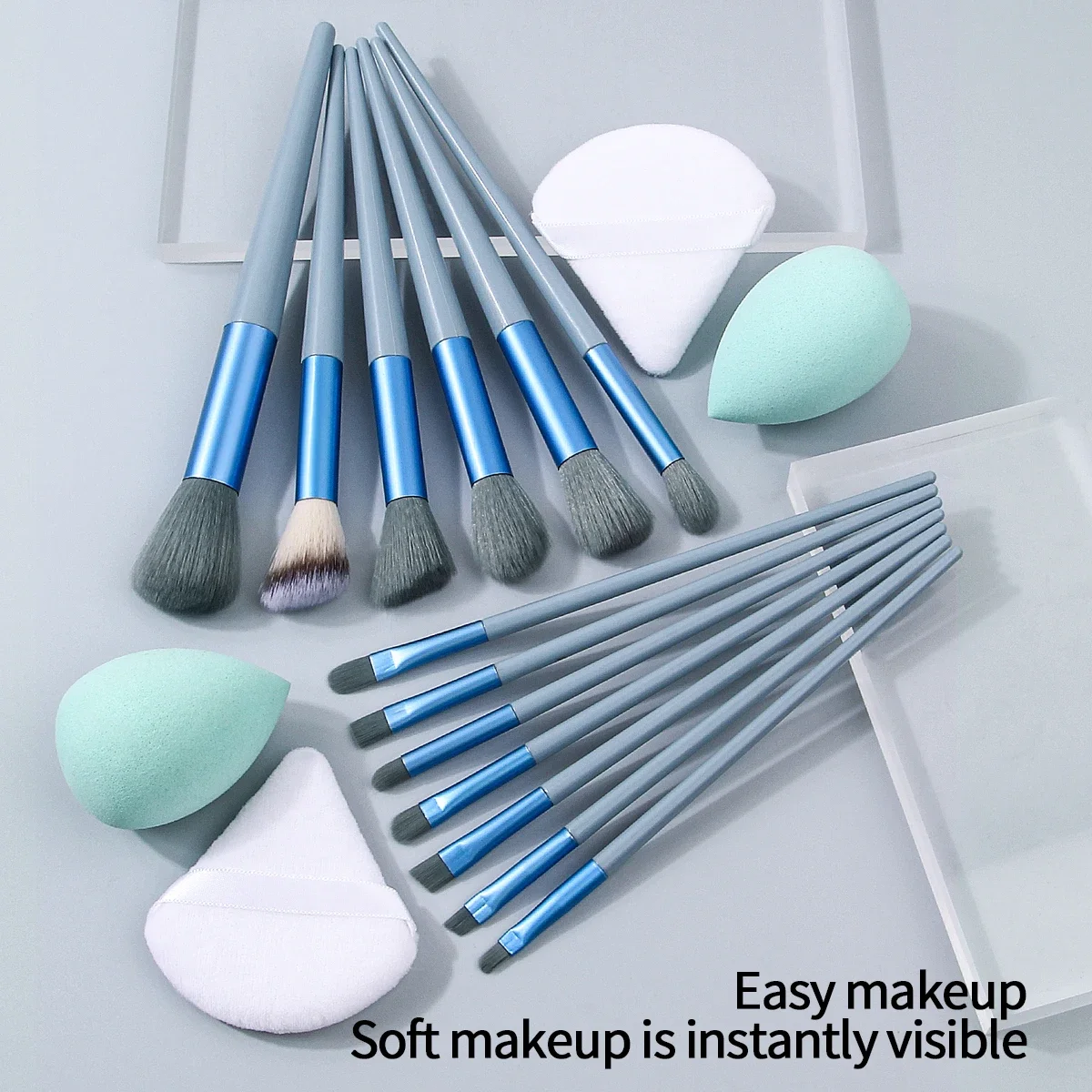 Un set di pennelli per trucco di alta qualità da 17 pezzi, comprese un pennello per il viso multifunzionale e un set di soffio in polvere con spugna per trucco super morbida