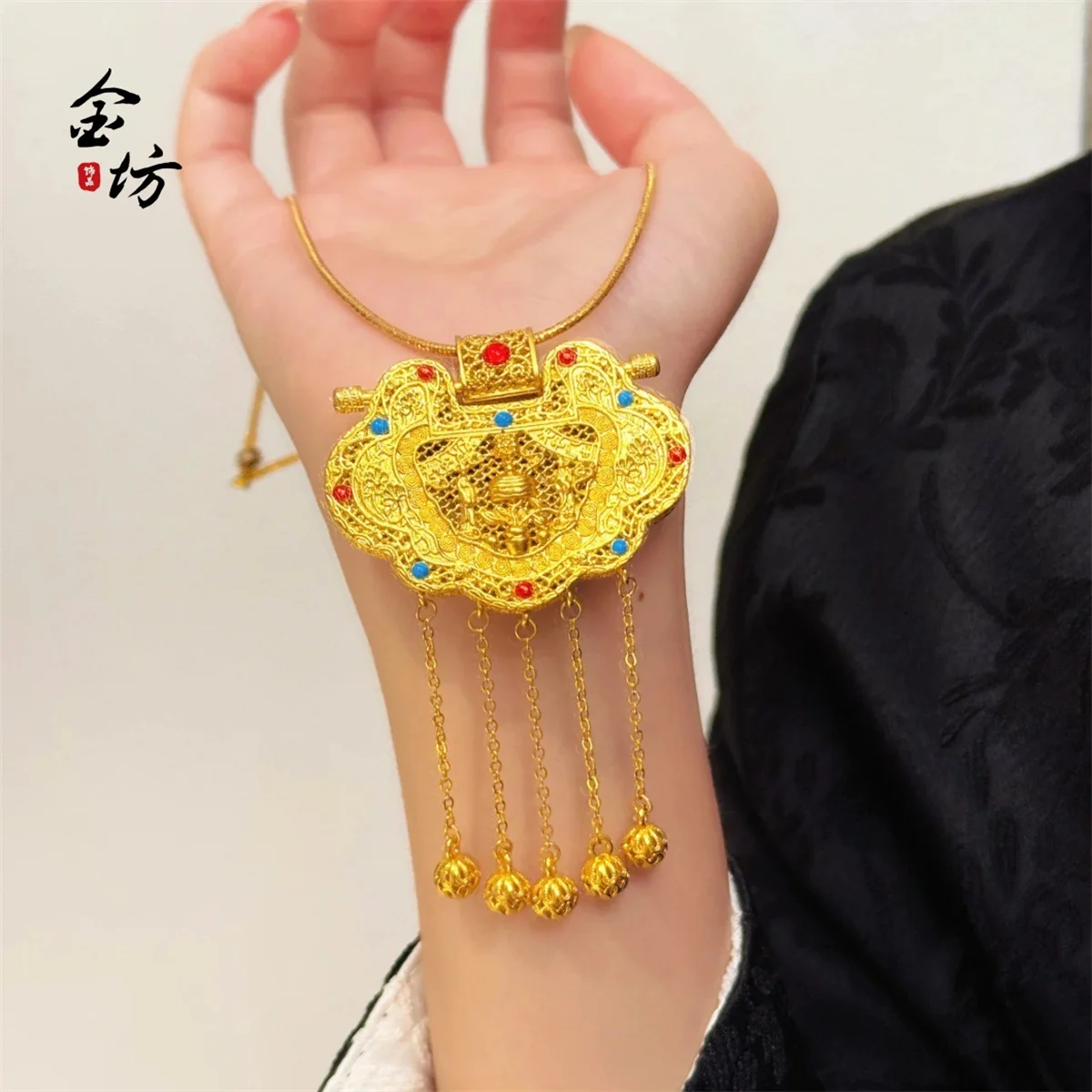 

Золотая подвеска с кисточкой в этническом стиле с двумя рыбками, играющими среди цветов лотоса, инкрустированных фианитами. Роскошный, высокий-