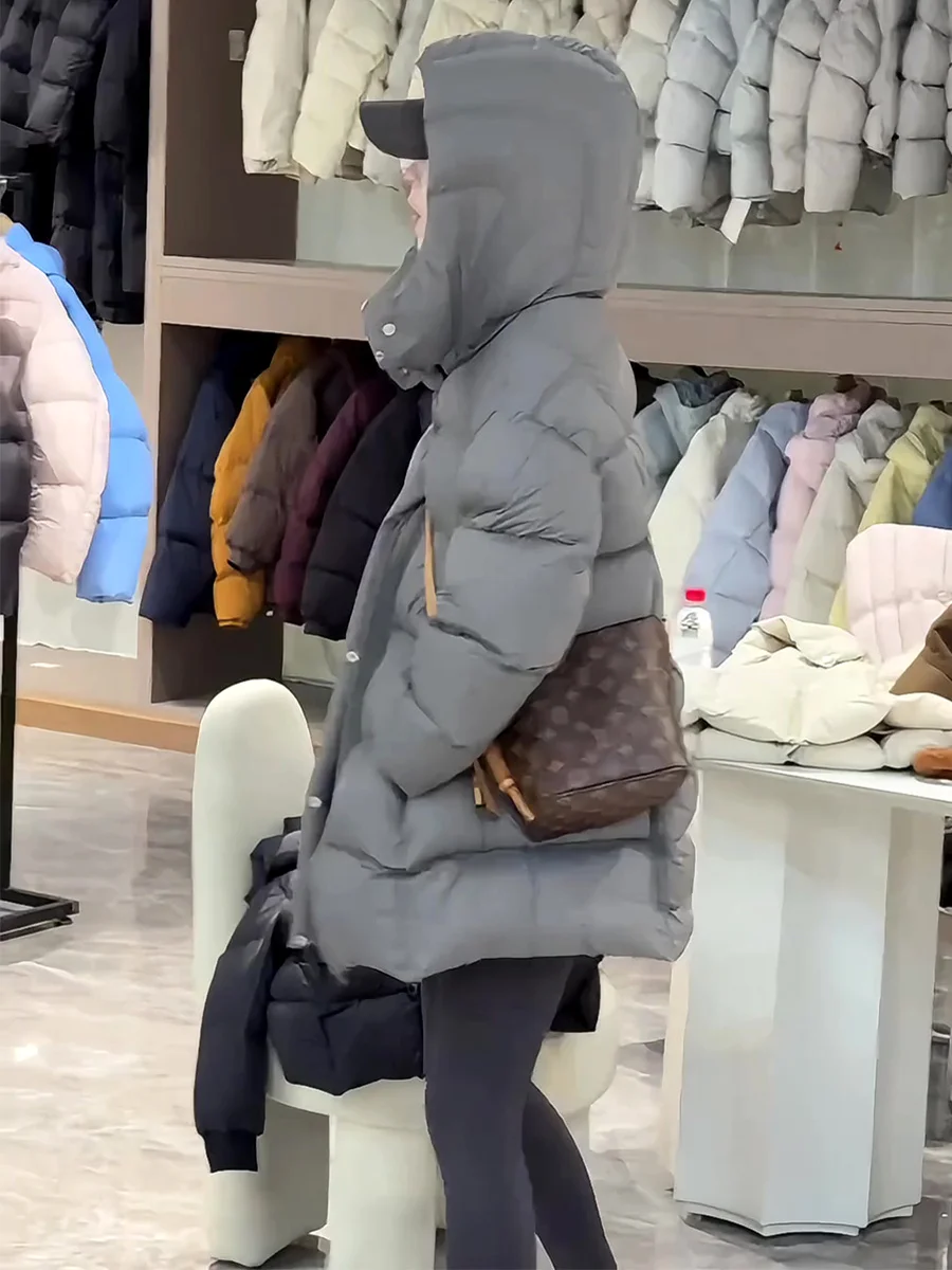 Damska kurtka puchowa do połowy łydki z kapturem, biała, z puchu, ciepła, luźna, codzienna, zimowa, rekreacyjna, jednolita, zapinana na zamek.