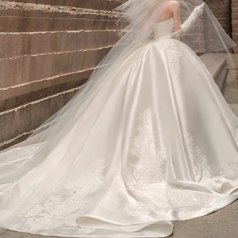 Vestido de novia de cola grande personalizado de piso a techo con bordado de encaje y satén sin tirantes para el vestido de novia principal de la novia