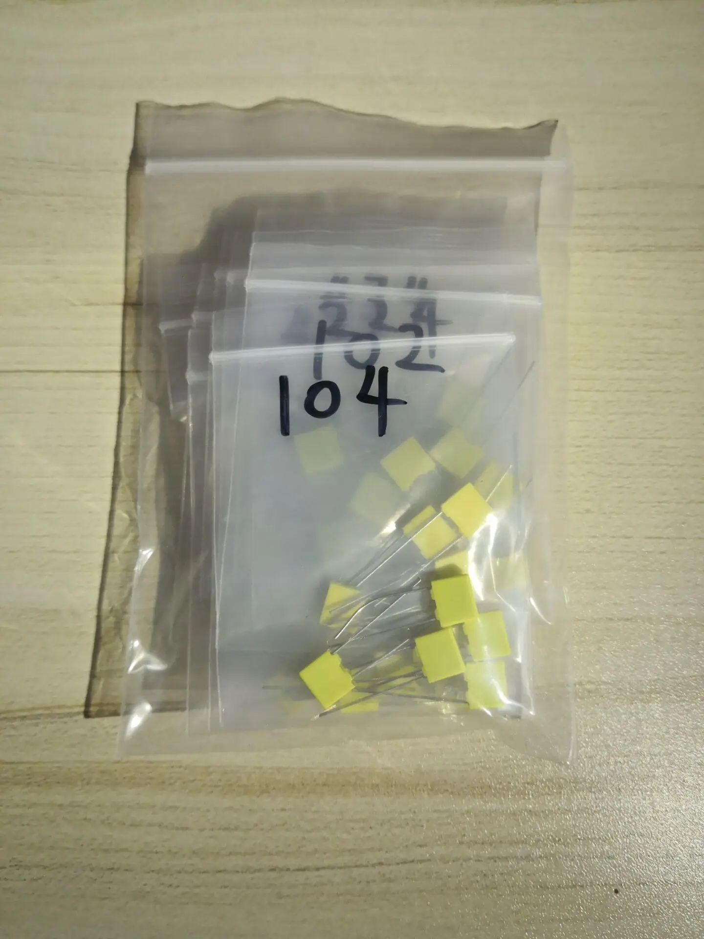 

Комплект корректирующих конденсаторов 10 значений*5 шт. = 50 шт. 100 В 102/152/332/472/103/333/473/104/224/474/J 0,47/0,22/0,1 мкФ 47/33/10/4,7/3,3NF