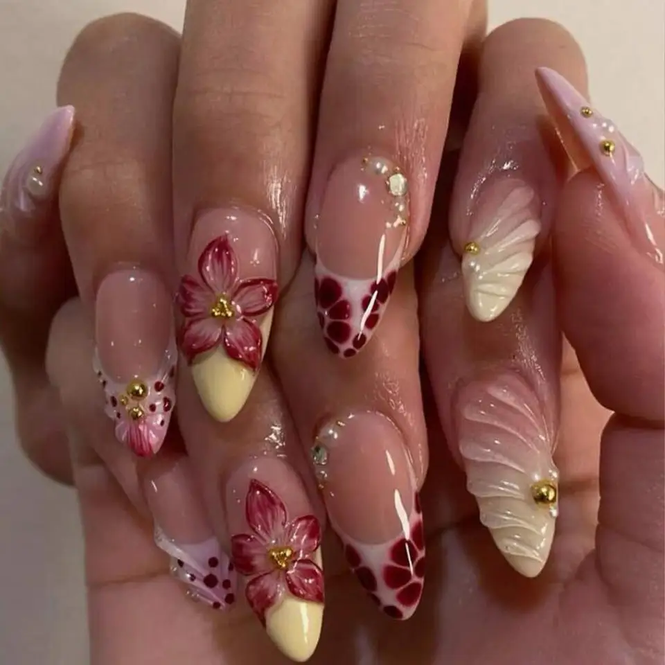 10 piezas de uñas postizas hechas a mano con flores 3D y cuentas doradas, color nude rosa, francesas, en forma de almendra, tallas M/S/XS, artificiales y reutilizables