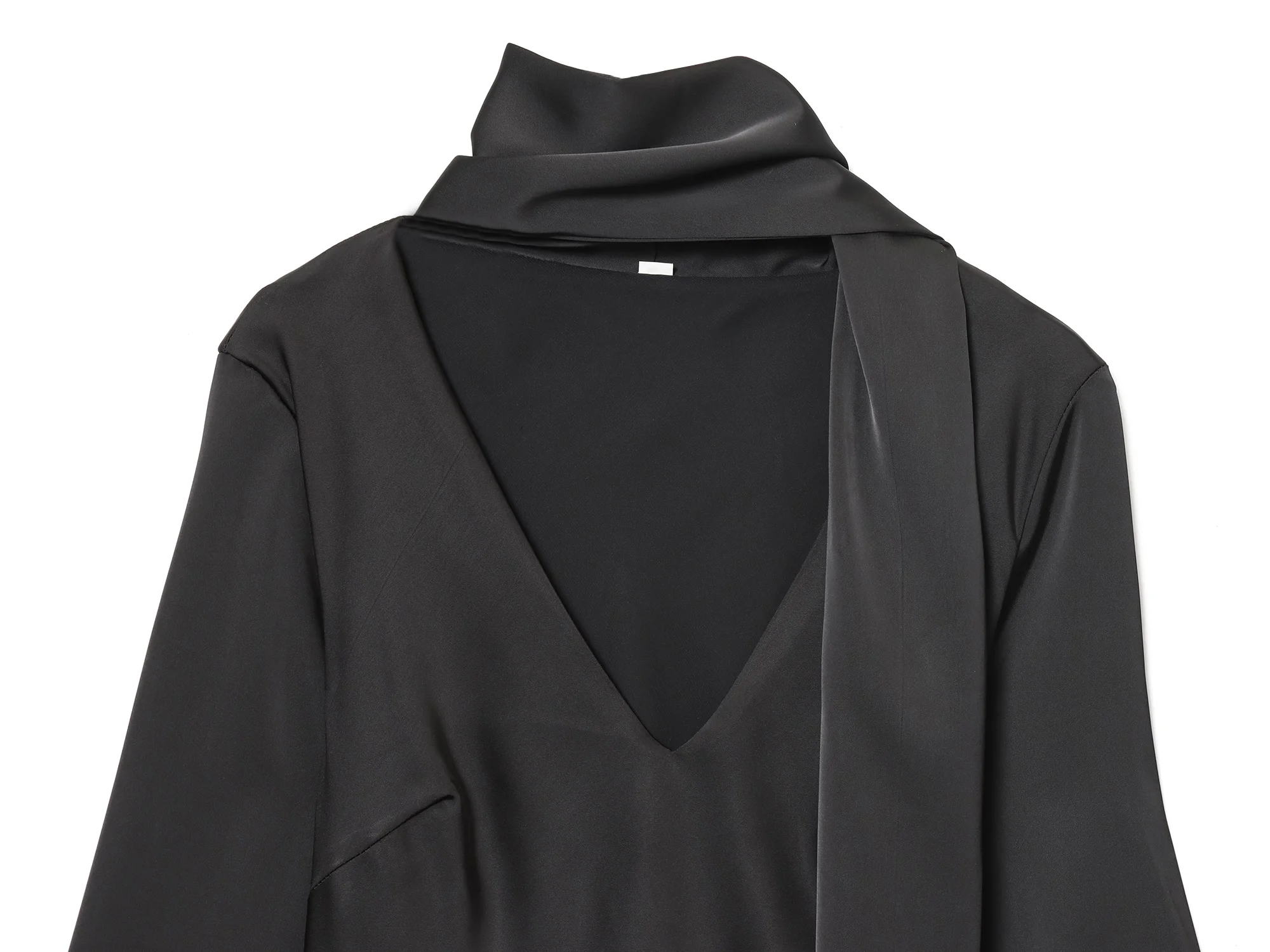 KONDALA Party Czarna Satynowa Mini Sukienka Damska Seksowna Sukienka z Dekoltem w Serek i Długim Rękawem Krótka Sukienka na Wiosnę 2026 Modna Sukienka Koktajlowa na Imprezę do Klubu Nocnego