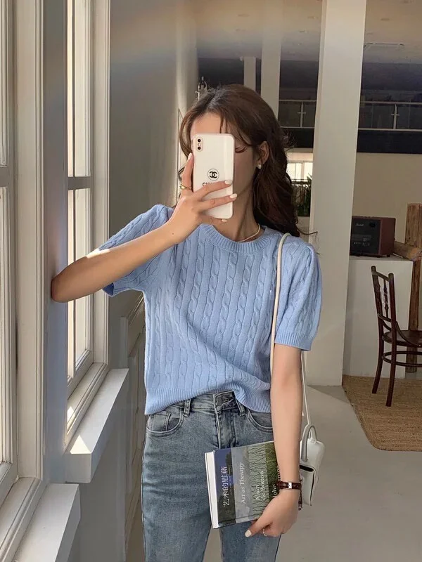 เสื้อถักไหมพรมทรงเข้ารูปสำหรับผู้หญิง สไตล์เกาหลี ใส่เป็นเสื้อนอกช่วงฤดูร้อน ช่วยลดเลือนริ้วรอย กระชับสัดส่วน ใช้เป็นเสื้อตัวในได้ ผลิตจากเส้นด้ายบิดเกลียว