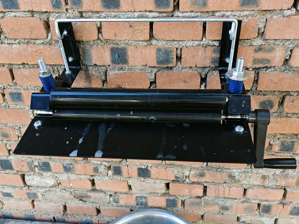 Wall-mounted Quick-drying Towel Wringer for Car Washing and Auto Detailing, Convenient Tool To Squeeze and Twist Towels Dry