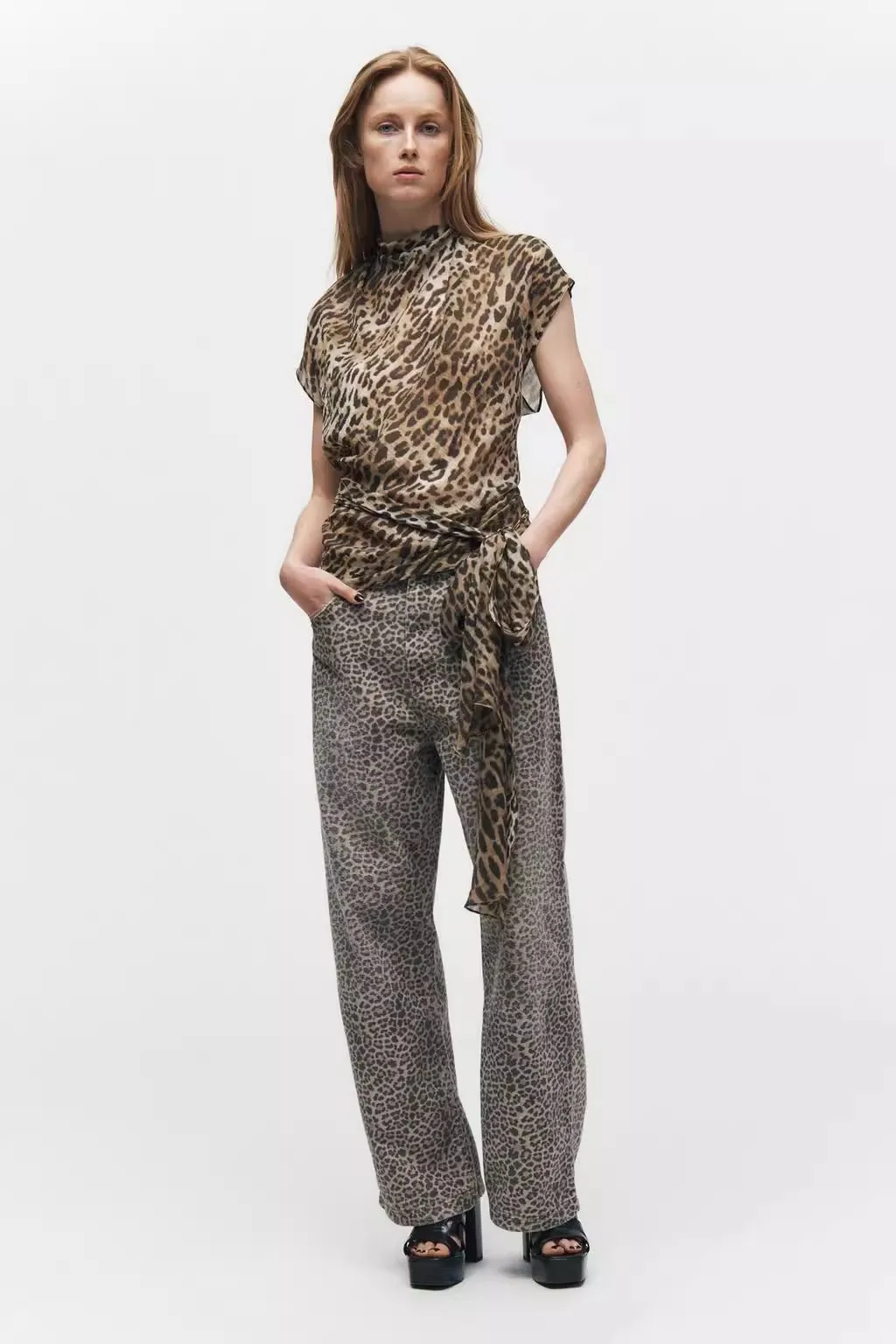 เสื้อแฟชั่นผู้หญิงลายเสือดาวผูกโบว์ ทรงเข้ารูป คอกลม ความยาวปกติ แขนยาว ลายทางอเนกประสงค์