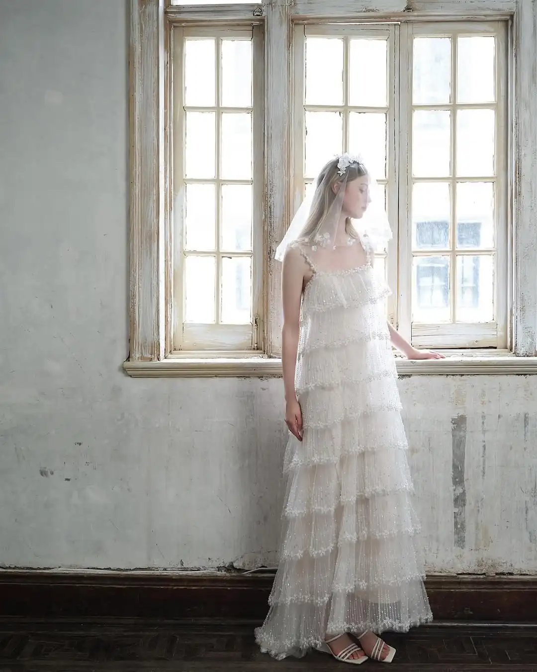 

New Luxury Glittering Sequins Flowers Tiered Ruffles Wedding Dresses Sexy Spaghetti Straps Backless Fashion Bridal Evening Dress