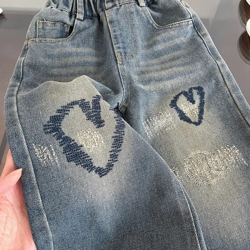 Nuova primavera autunno bambini vestiti per bambini ricamo a cuore ragazze pantaloni a gamba larga neonata Jeans larghi Casual dritti