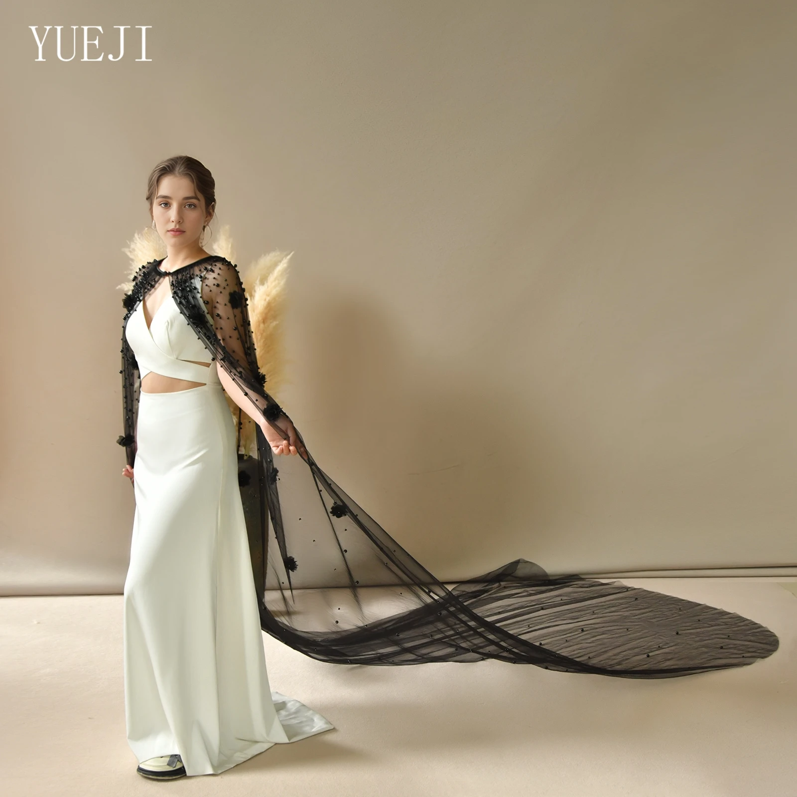 

YUEJI темно-черная длинная накидка для Хэллоуина, праздничной вечеринки, простой дизайн с жемчужным цветком, модная и элегантная свадебная накидка G122