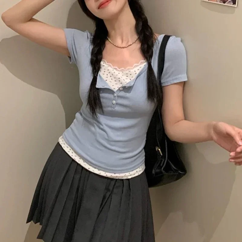 Blusa de verano de encaje Floral suave para mujer, Tops empalmados ajustados con botones dulces para mujer, camiseta de manga corta de diseñador costero 2024