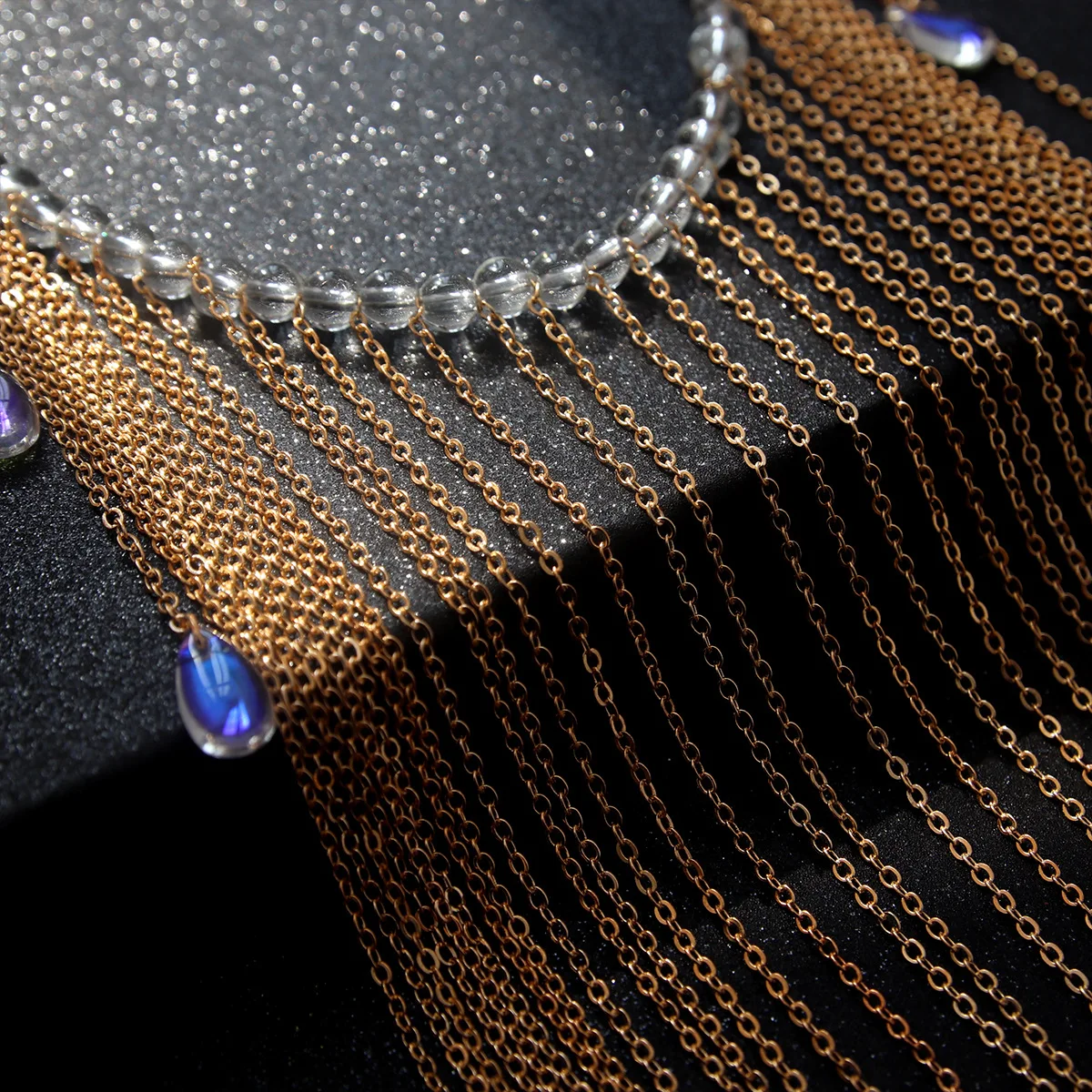 1 إكسسوار وجه نسائي بوهيمي عتيق معلق على الأذن على شكل قطرة ماء مناسبة للحفلات المقنعة