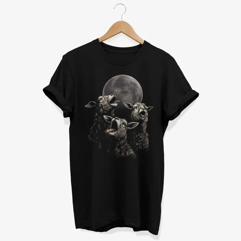 

Camiseta con 3 cabras aullando a la luna / Camiseta gráfica con animales de granja del oeste / Regalo para amantes de la