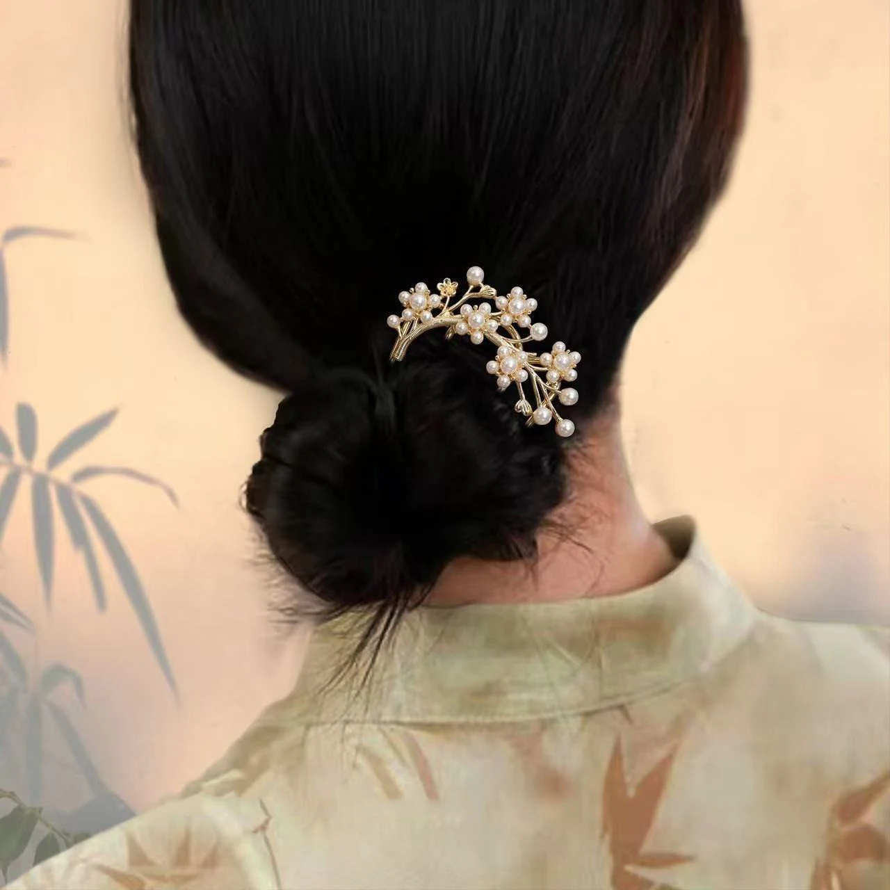 دبوس شعر منخفض المفتاح مصنوع من خليط معدني فاخر على شكل زهرة بيضاء ولؤلؤ وحجر الراين وإكسسوارات حفلات الزفاف رائعة وأنيقة وبسيطة ومريحة