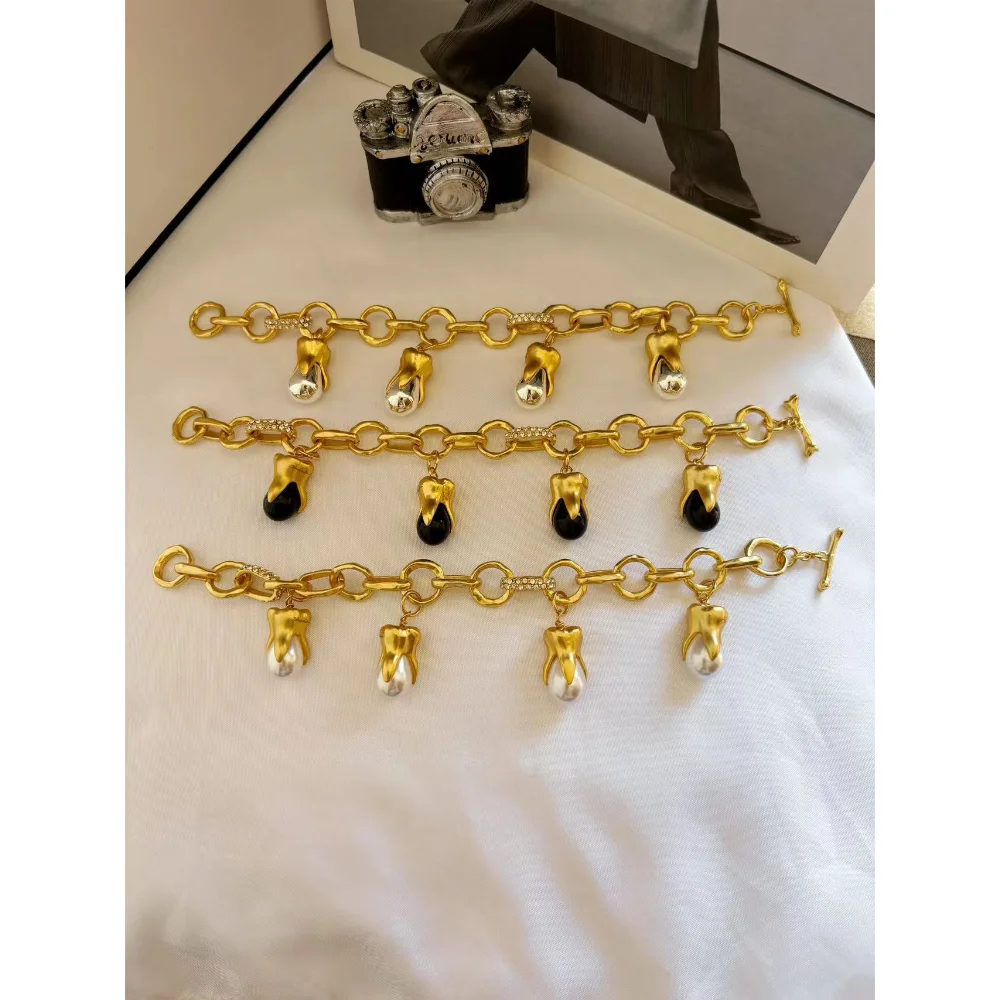 

The new trend is fashionable, retro, individual and elegant. Pearl Teeth Brass Bracelet