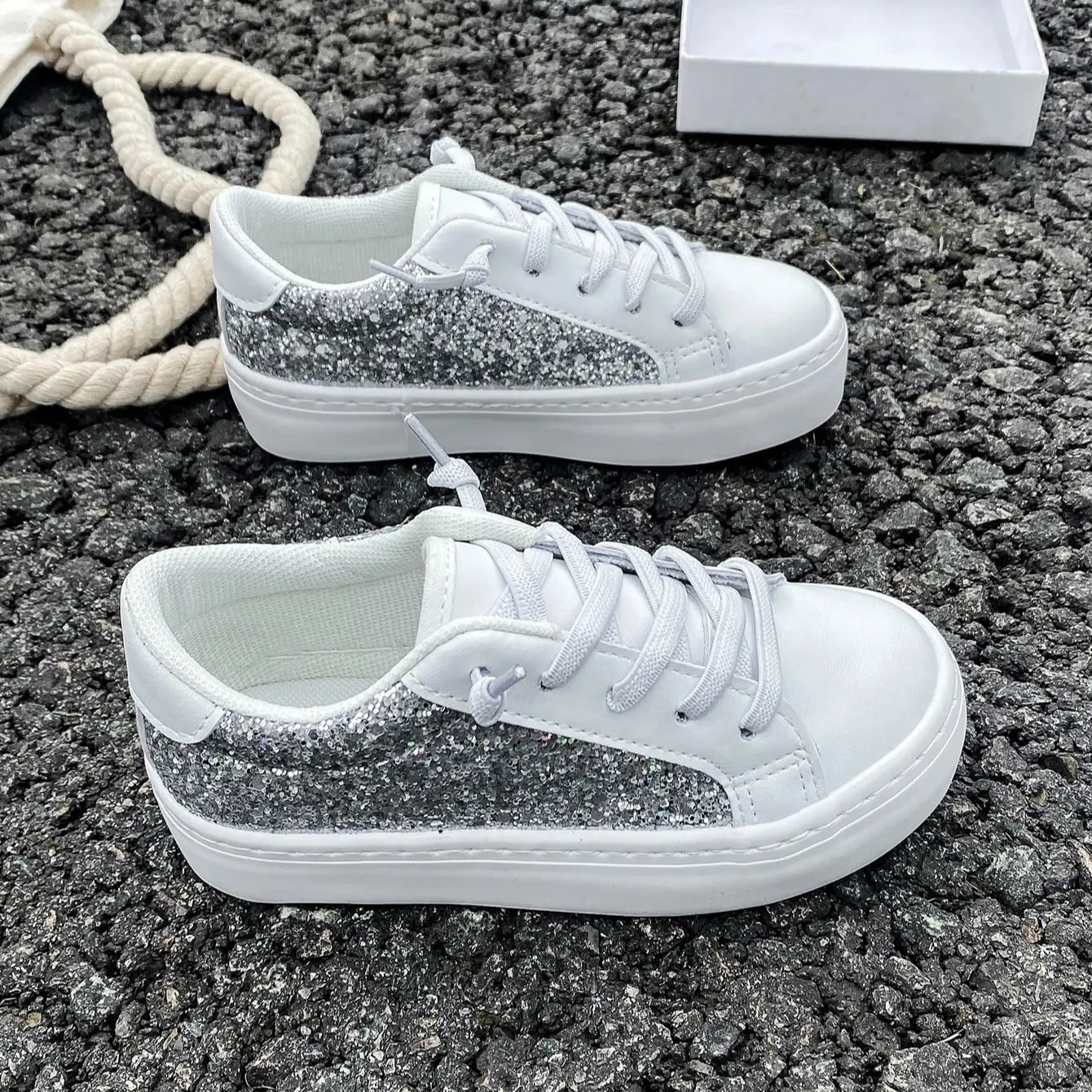 8011Trendy and versatile casual sports skateboarding children\'s shoes, girls\' flat shoes, fashionable soft sole, breathable and