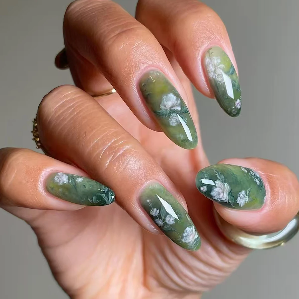 Green and White Petals Flower Pure Color Nails Manicure Wearable Nails 24 Pieces