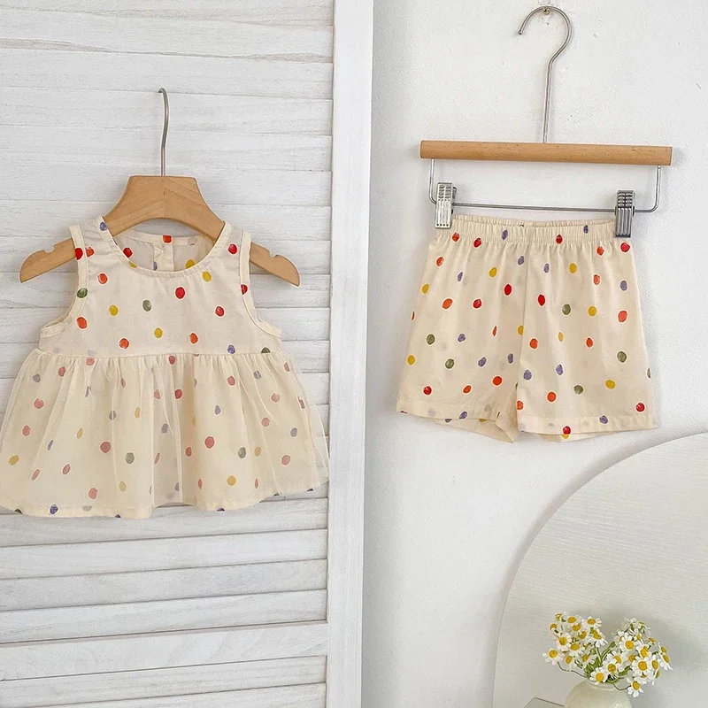 

Новинка 2023 года, летняя детская одежда для детей 0-24 месяцев, костюм без рукавов, хлопковый жилет в горошек + шорты, комплект одежды для маленьких девочек