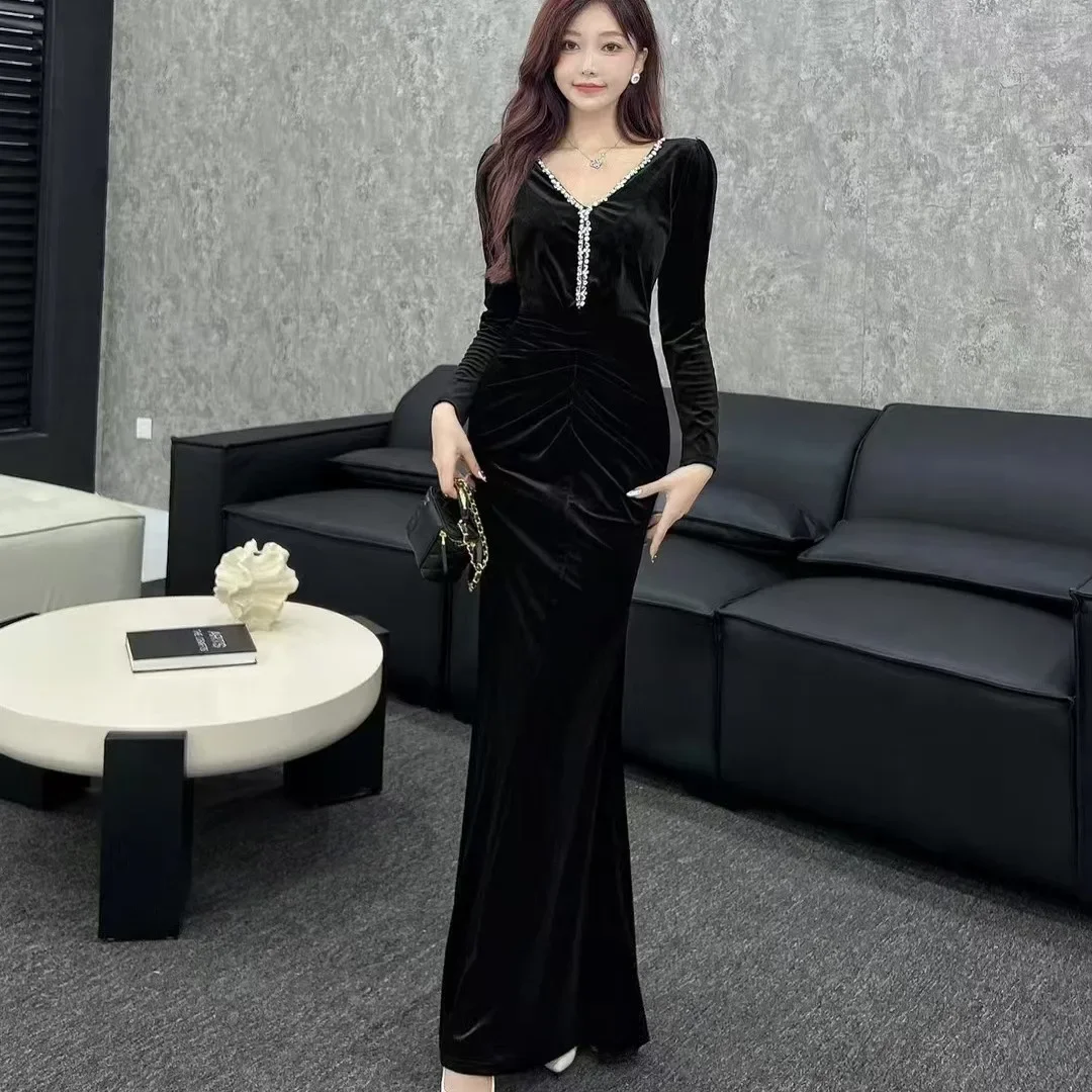 Sukienka z długim rękawem z aksamitu, dekolt w serek, dopasowany krój, sukienka typu rybka, pełna długość rękawa, długość do kostek.