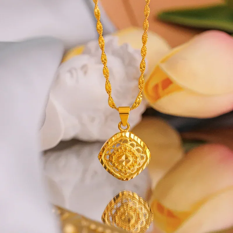 High Quality 999 24K Real Gold Necklace Temperament Womens AU750Diamond Pattern Small Square Pendant Clavicle Necklace