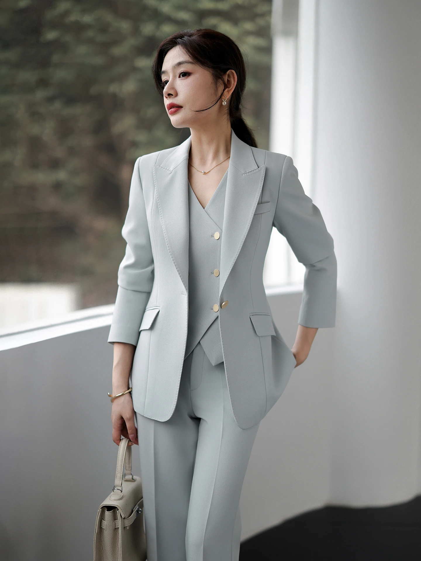 

Мятно-синий женский костюм-двойка Slim Fit: брюки с высокой талией и жакет. Модный профессиональный деловой комплект.