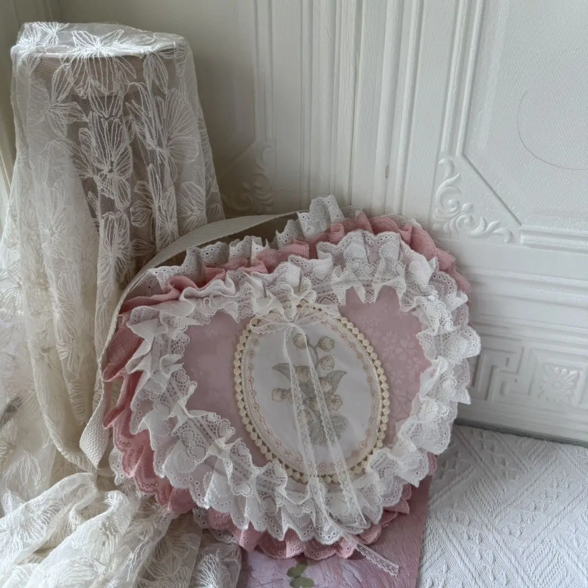 Handmade Sweet Lolita Handbag Vintage Heart-shaped Embroidered Lace Messenger Bag Victorian Shoulder Bag Suitable for Cos Wear