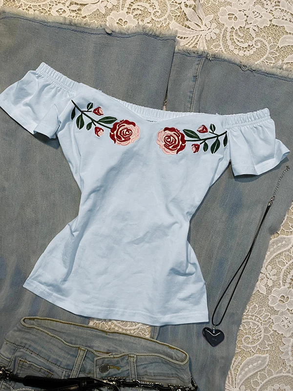 เสื้อยืดลายปักกุหลาบโรแมนติกสำหรับผู้หญิง ดีไซน์ฤดูร้อน โดดเด่นไม่ซ้ำใคร เสื้อเปิดไหล่ข้างเดียว น่ารัก ทรงเข้ารูป ผ้าคอตตอนผสม