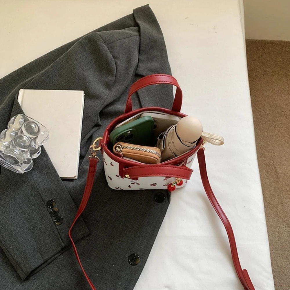 المرأة بو الكرز حقيبة كتف سعة كبيرة حقيبة التنقل العصرية مع قلادة الكرز حقيبة كروسبودي أنيقة حقيبة يد جمالية #3